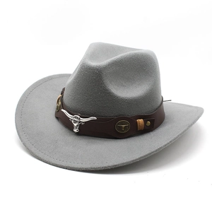 Détail d'un chapeau de cowboy en feutre gris avec tête de taureau et lien en cuir