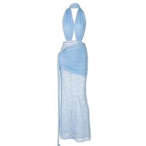 Abito lungo in pizzo celeste con scollo all'americana e dettagli in vita cut-out