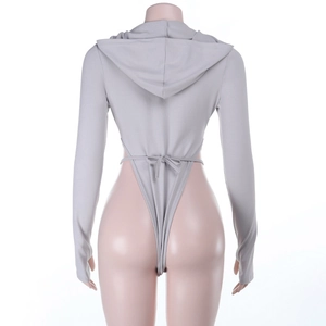 Détail d'un body gris à capuche avec dos nu et lacets ajustables pour un style sexy