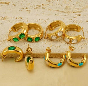 Détails de boucles d'oreilles créoles dorées 18k avec pierres émeraude et turquoise