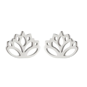 Détail de boucles d'oreilles lotus argentées ajourées au design floral minimaliste