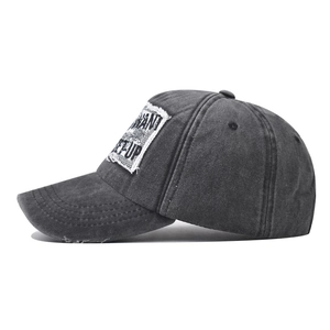 Casquette de baseball vintage gris foncé délavé avec écusson et bordure usée stylée