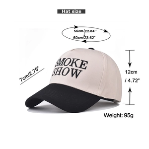 Détail de la broderie SMOKE SHOW sur une casquette bicolore avec les mesures de taille