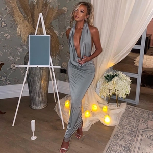 Détail d'une élégante robe longue dos nu en satin gris foncé avec coupe ajustée