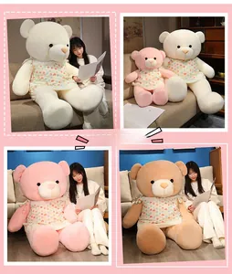 Trois grands ours en peluche rose, blanc et marron clair portant des robes à fleurs