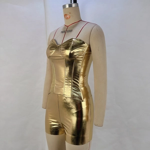 Détail d'un haut bustier doré métallique et d'un short assorti sur un mannequin de couture