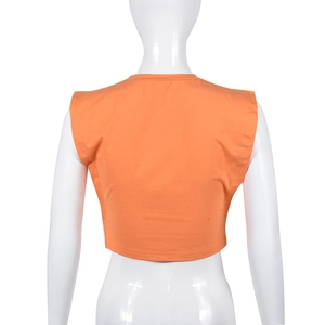 Vista posteriore del crop top arancione senza maniche che mostra il taglio sportivo e il tessuto