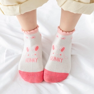 Chaussettes bébé respirantes avec motif lapin rose et revers à volants en coton maille