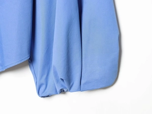Gros plan du tissu bleu ciel en mélange de coton montrant la texture fine du sergé