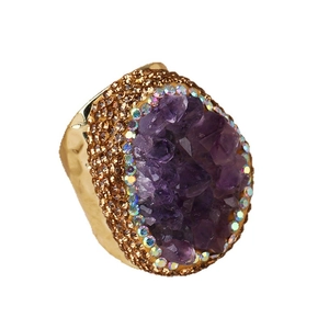 Anello dorato regolabile boho con geode di ametista e strass iridescenti brillanti