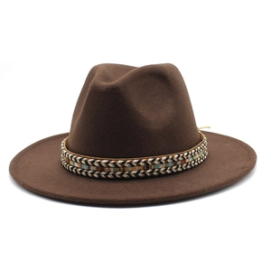 Dunkelbrauner Fedora-Filzhut mit ethnischem Webband und klassischer breiter Krempe