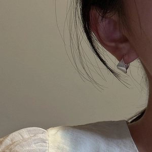 Minimalist S925 sterling silver hoop earrings with vertical texture on a model