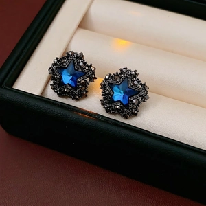 Luxuriöse Stern-Ohrringe mit tiefblauen Kristallen und dunkelgrauen Diamanten in Schwarz