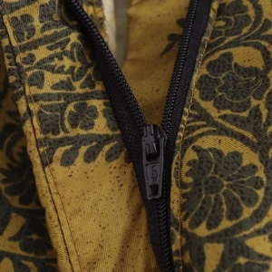 Ensemble de vacances en satin à imprimé floral avec gros plan sur un zip jaune gravé SURE