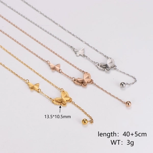 Trois colliers papillon en finitions or, or rose et argent avec des détails de glands