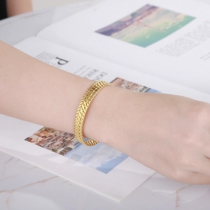 Minimalist 9mm gold-plated stainless steel wheat-patterned woven bangle for women