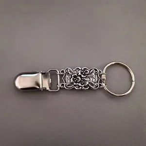 Détail macro du clip de pull en argent vintage avec gravures florales complexes