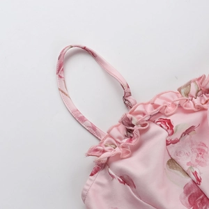 Detalle del vestido floral rosa con tirantes finos, escote con volantes y estampado
