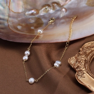 Bracelet en argent 925 plaqué or 14K avec perles d'eau douce sur fond en soie brune