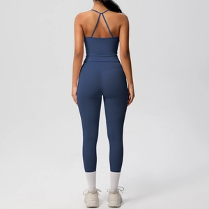 Détail du dos croisé sur le soutien-gorge de yoga bleu marine et l'ensemble de leggings