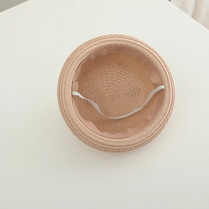 Détail de l'intérieur du chapeau de paille avec cordon élastique réglable et doublure douce