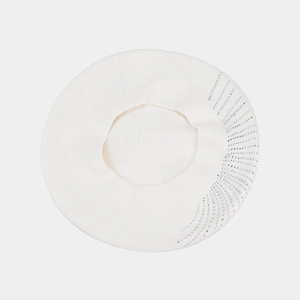 Détail du béret en maille crème montrant les strass incurvés et la texture du tissu