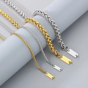 Detailaufnahme von Kordelketten mit rechteckigen Metallanhängern in Gold und Silber