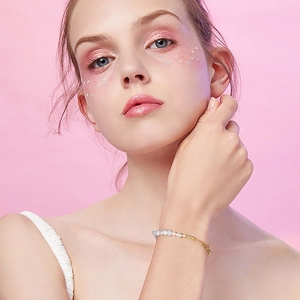 Bracelet élégant en argent S925 avec perles d'eau douce naturelles et chaîne trombone dorée