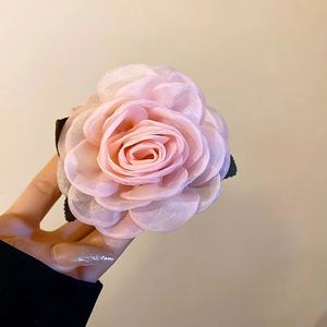 Detailansicht der rosa Organza Blumen-Haarklammer mit silbernen Glitzer-Blüten