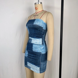 Vista detallada de un vestido corto ajustado sin tirantes con estampado de mezclilla