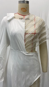 Détail de robe blanche à col en V avec manche en résille et embellissements de perles