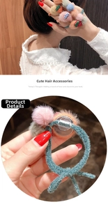 Dettaglio di elastici per capelli fragola in peluche con palline morbide e fascia a maglia