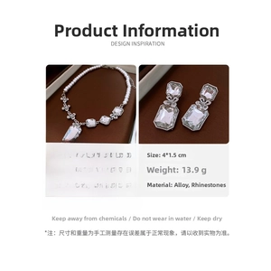 Vue détaillée du collier de perles et des boucles d'oreilles strass dans un coffret chic