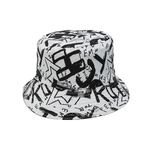 Dettaglio del cappello da sole reversibile con stampe di lettere graffiti bianche e nere