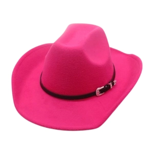 Détail d'un chapeau de cow-boy en feutre rose avec bande en cuir noir et boucle