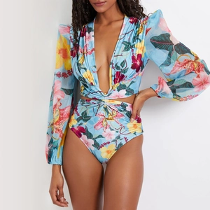 Détail du maillot de bain floral à manches longues avec décolleté en V et découpes