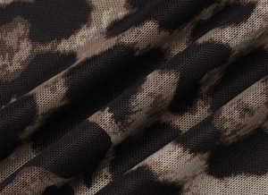 Vue macro de la texture en maille à imprimé léopard marron et noir avec plis
