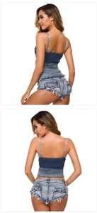 Dettaglio completo denim blu con top a fascia a punto smock e pantaloncini con bordi sfilacciati