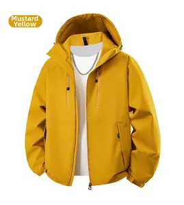 Détail de la veste softshell jaune moutarde avec capuche coupe-vent et poche de poitrine