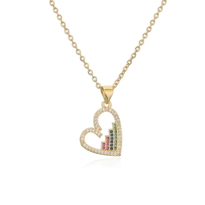 Collier classique avec pendentif cœur plaqué or 18K et zircons colorés sur fond blanc