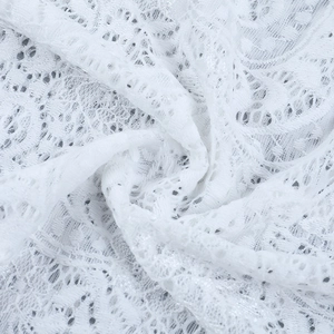 Dettaglio del motivo in pizzo bianco e texture trasparente di un abito sexy a maniche