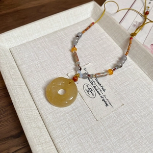 Collier ethnique en agate grise avec pendentif boucle de paix jaune style zen rétro