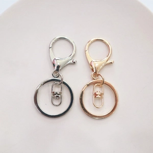 Set di tre portachiavi con chiusura a moschettone in metallo oro e argento su rosa