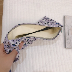 Détail du sac en tissu fleuri violet avec doublure en toile et fermeture éclair en métal