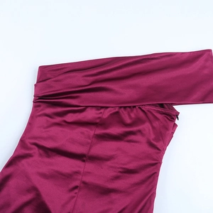 Détail de robe en satin bordeaux montrant le décolleté plié et la fermeture éclair