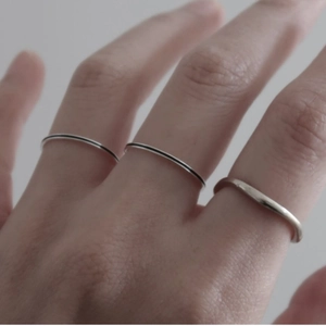 Detailed view of minimalist 925 sterling silver ring set worn on a female hand