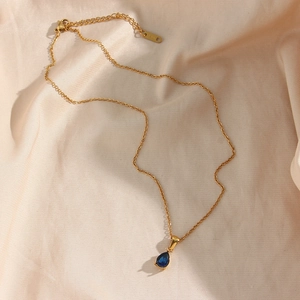 Détail du collier plaqué or 18 carats avec pendentif goutte en zircone bleue