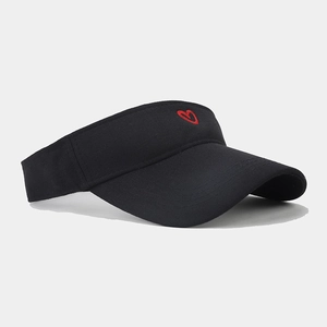 Nahaufnahme eines schwarzen Sport-Visors mit süßem roten Herz-Stickerei-Detail.