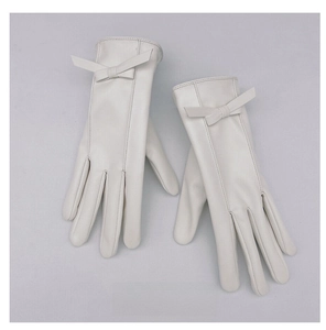 Dettaglio guanti in pelle PU beige con elegante fiocco decorativo e cuciture fini