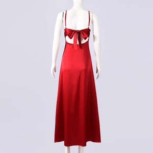 Détail du dos d'une robe longue en satin rouge avec un grand nœud décoratif